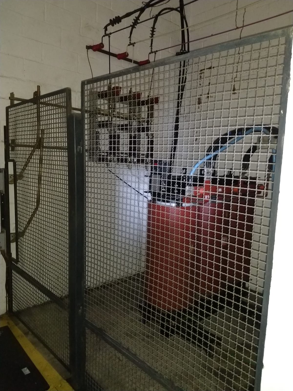 Interior de cabine primária com componentes de proteção